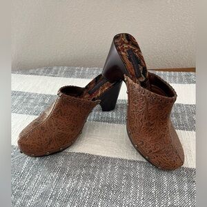 NWOB BareTraps Leather Clogs Ace SZ 9 1/2 M